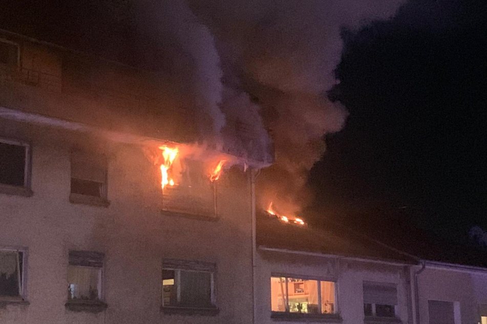 Flammen schlugen aus dem Dach.
