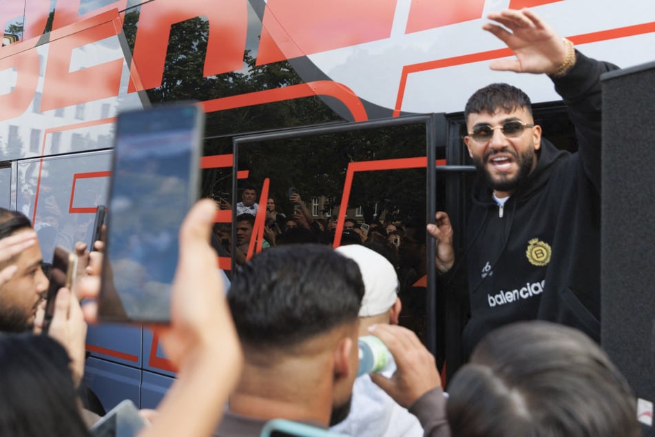 Samra (31) begrüßt die zahlreichen Fans in Kreuzberg.