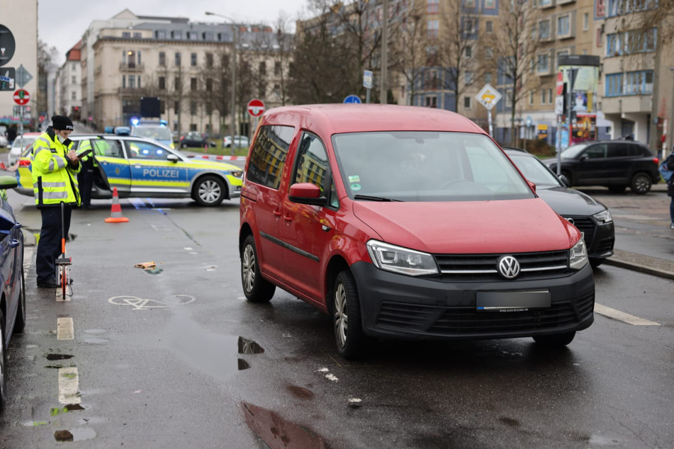 Der VW Caddy hatte beim Abbiegen ein Kind auf der Straße erfasst und schwer verletzt.