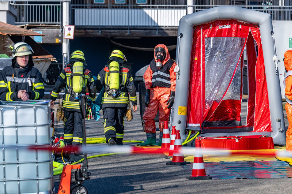 Feuerwehrleute sind nach dem Unglück auf dem Parkplatz des Erlebnisbads im Einsatz.