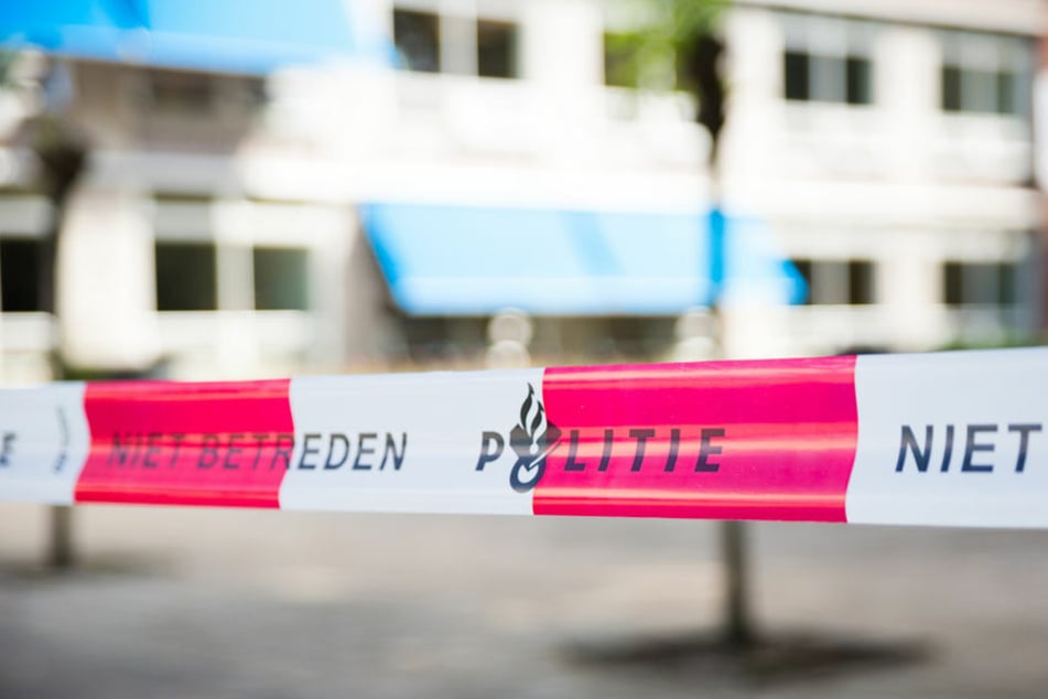 Die Polizei sperrte die Straße vor der Gaststätte ab. (Symbolbild)