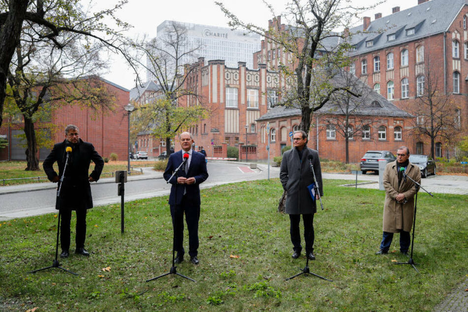 Heyo K. Kroemer (60, v.l.n.r.), Vorstandsvorsitzender des Berliner Universitätsklinikums Charité, Olaf Scholz (62), Michael Müller (55, beide SPD) und Ulrich Frei, Vorstandsmitglied für das Gesundheitswesen am Berliner Universitätsklinikum Charité, informieren die Medien bei einem Treffen in der Charité.