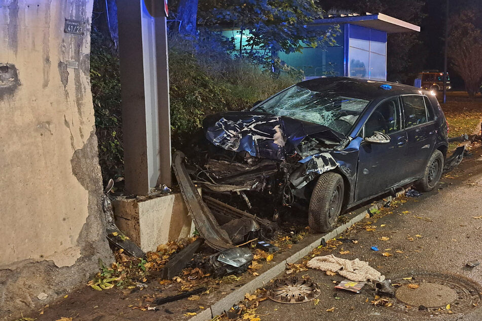 Der VW Golf des 61 Jahre alten Fahrers ist nach dem Unfall in der Baumkirchner Straße im Münchner Stadtteil Berg am Laim schrottreif.