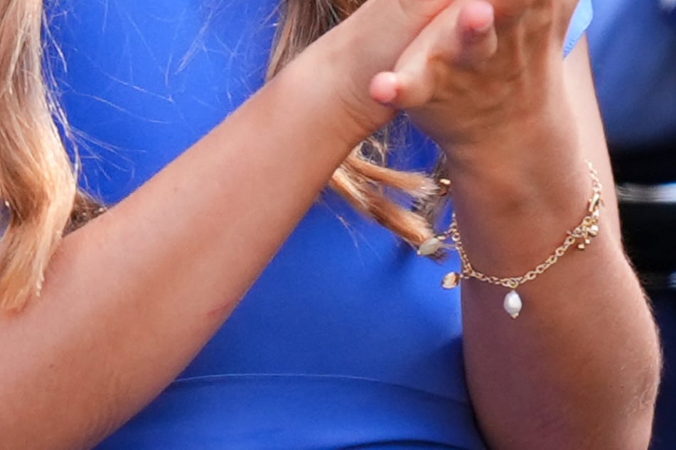 An ihrem Handgelenk trug Prinzessin Charlotte ein Charm-Armband - einen Schmuckstil, den auch ihre Großmutter Prinzessin Diana liebte.
