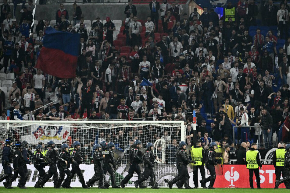 Zahlreiche Fans von Olympique Lyon konnten das Ausscheiden aus der Europa League nicht so einfach verdauen.