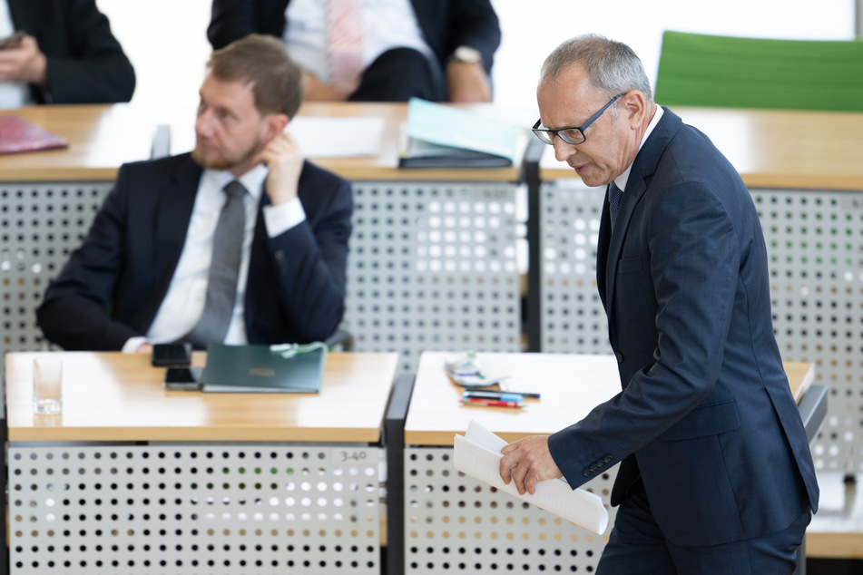 Der Vorsitzende der AfD in Sachsen, Jörg Urban (59), verlässt nach seiner Rede im Plenum das Rednerpult. Michael Kretschmer hatte da keinen Blick für ihn.