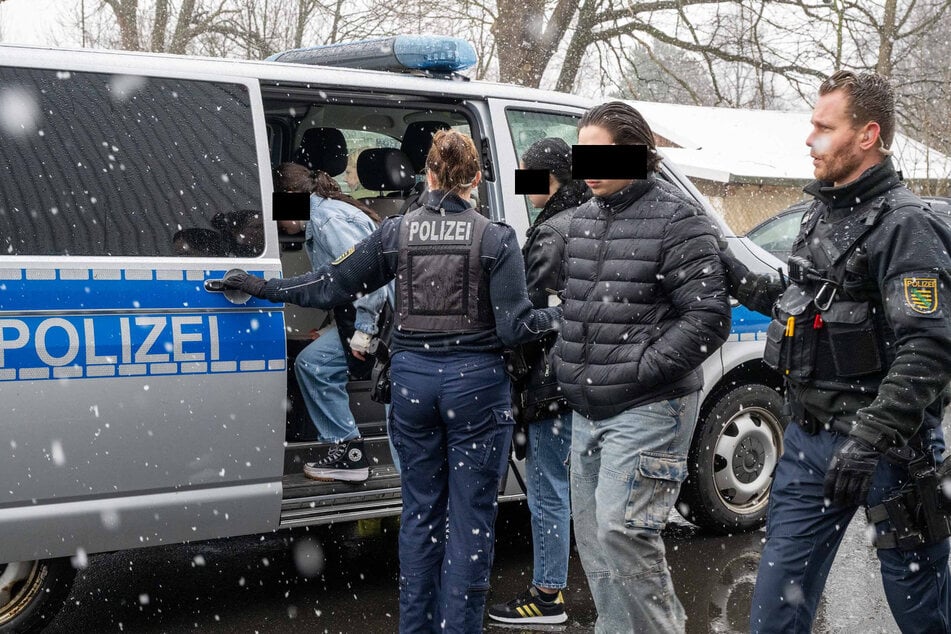 Für die drei Rumänen (16, 19, 21) ging die Fahrt im Polizeibus weiter.