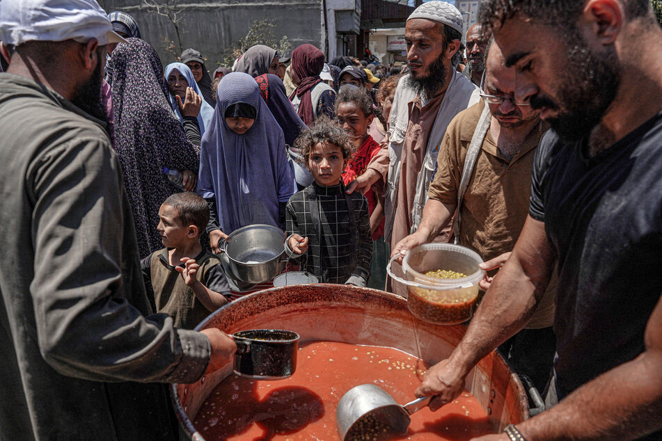 Während die Vermittlungen über eine Waffenruhe stocken, wächst die Hungersnot für die Menschen im Gazastreifen dramatisch an.