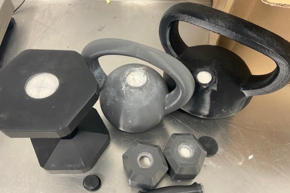 Andere Schmuggler versteckten Ketamin in diesen Kunststoffhanteln.