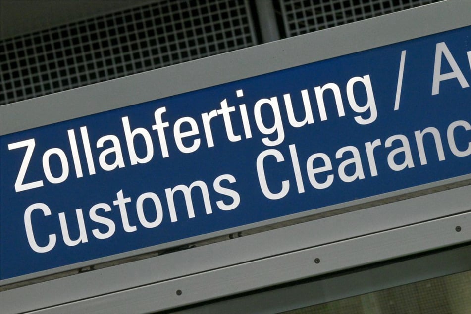 Der Zoll in Stuttgart fing die jungen Reisenden am Ausgang ab. (Symbolfoto)