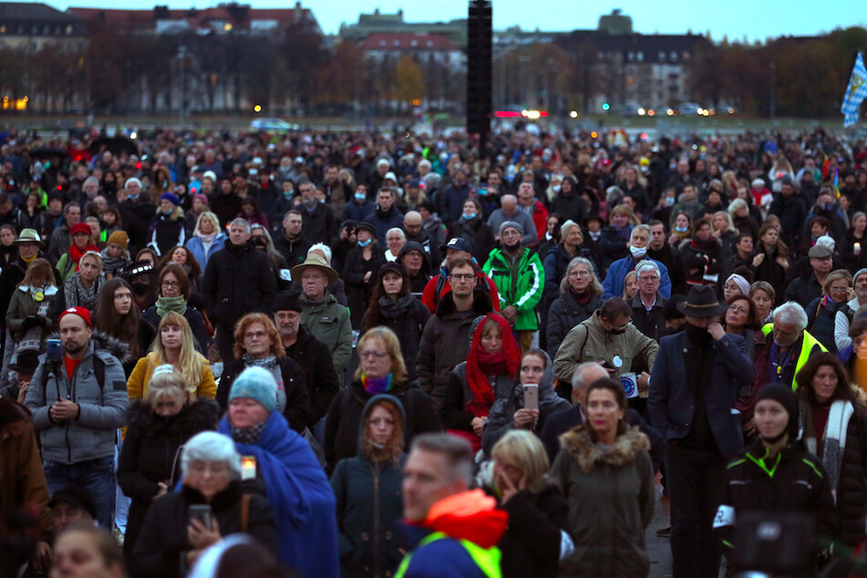 Menschen stehen bei einer Demonstration gegen die Corona-Maßnahmen im November 2020 auf der Münchner Theresienwiese.