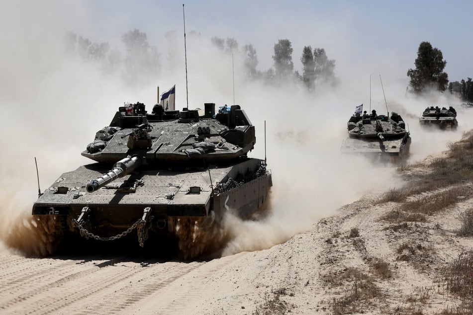 Israelische Merkava-Kampfpanzer rücken im Gazastreifen vor.