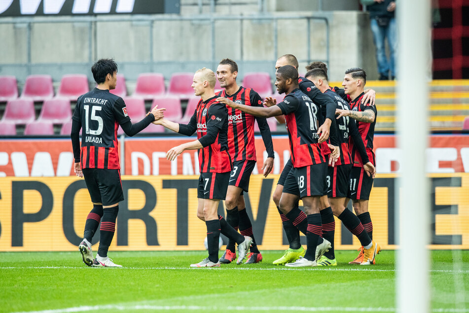 Die Frankfurter Spieler freuen sich nach dem Treffer von Silva zum 0:1 (45./+2).
