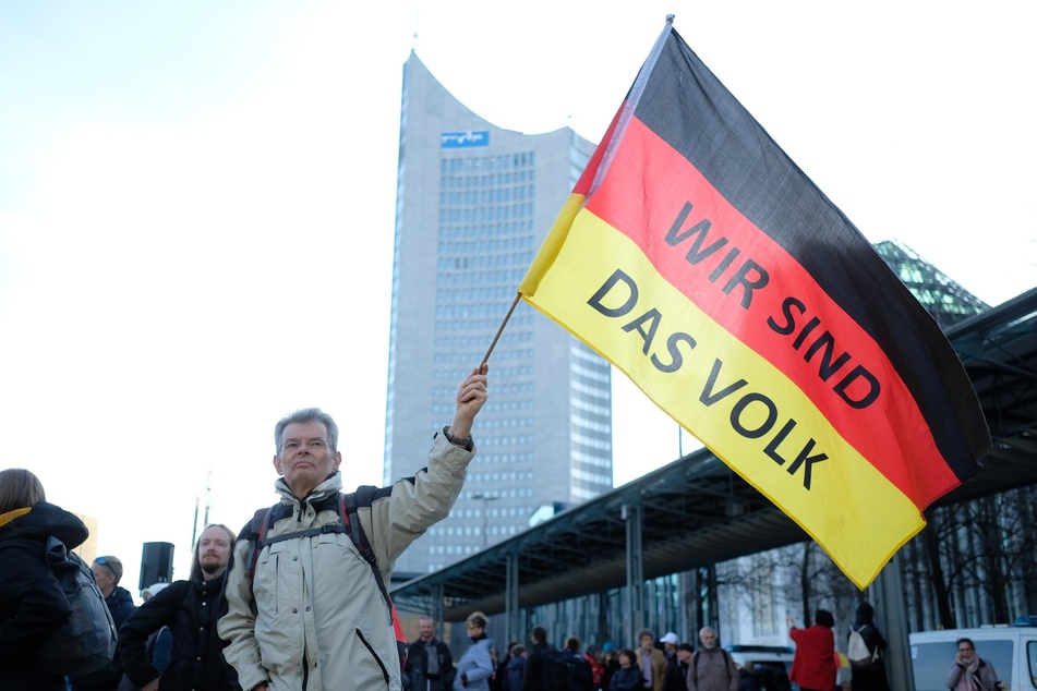 Anhänger der "Bewegung Leipzig" und "Bürgerbewegung Leipzig 2021" sind mit der Corona-Politik unzufrieden und machen ihrer Wut auf zahlreichen Demos Luft.