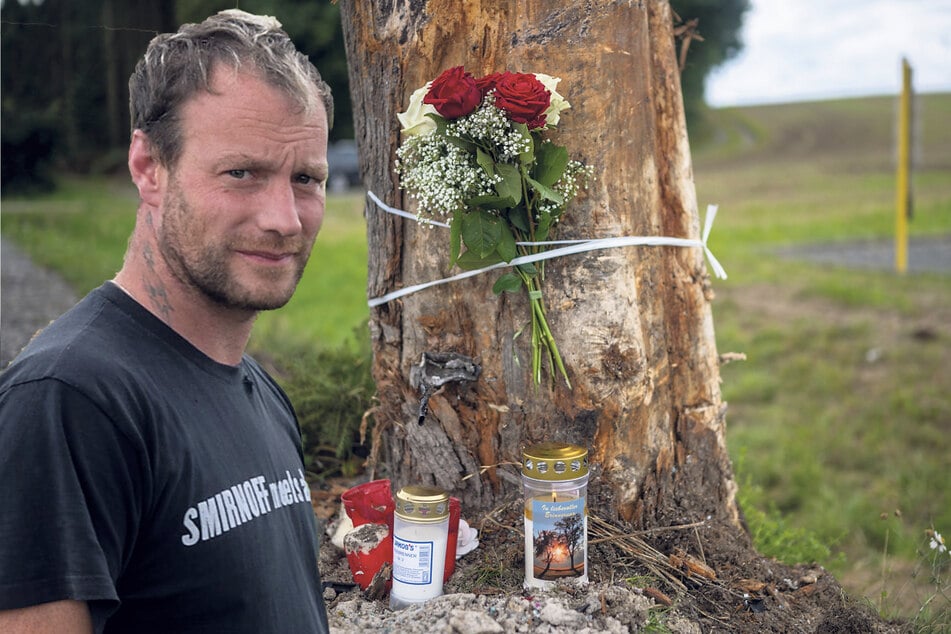 Autofahrer Michael Bauch (39) fordert nach den zwei tödlichen Unfällen Tempo 70 auf der Bundesstraße zwischen Neuensalz und Mechelgrün. Rote und weiße Rosen sowie fünf Grablichter erinnern an die beiden getöteten Männer (21, 24).