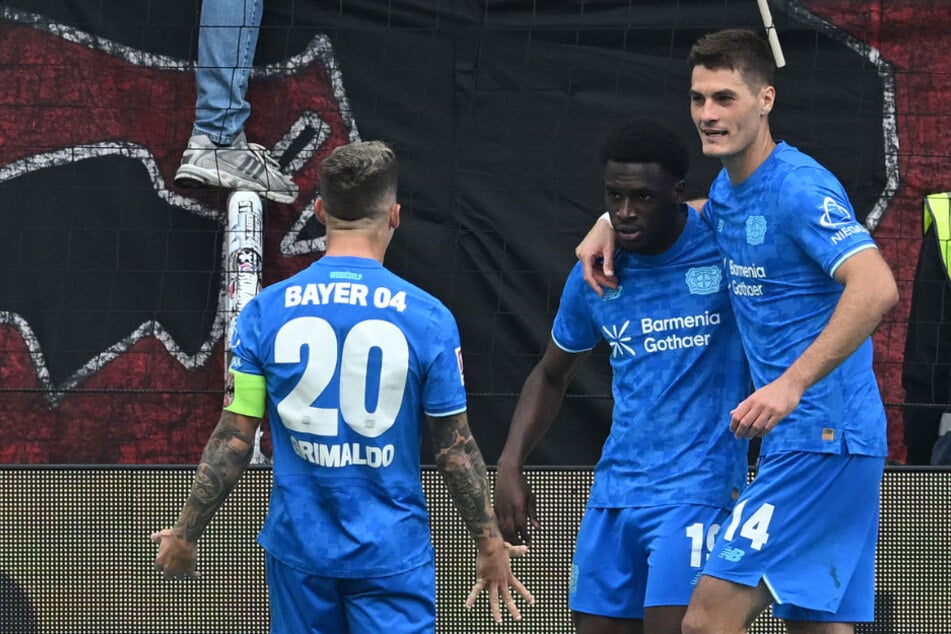 Ernest Poku (M.) hat sich innerhalb kürzester Zeit in der ersten Elf der Werkself festgespielt.