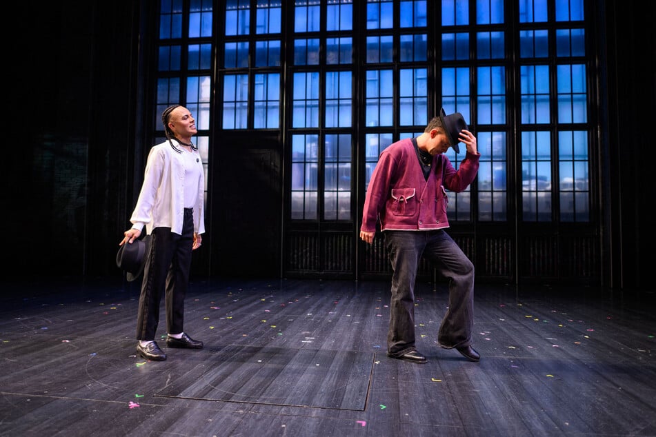 Hauptdarsteller OXA (l.) zeigt Nico Santos (33) die Moves aus dem Musical.