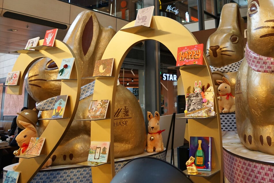 Die Feierlichkeiten zum Start der traditionellen Charity-Lindt-Goldhasen-Aktion der "Budnianer Hilfe" in der Europa Passage wurde in diesem Jahr auch für die Enthüllung der "XXL-20" genutzt.