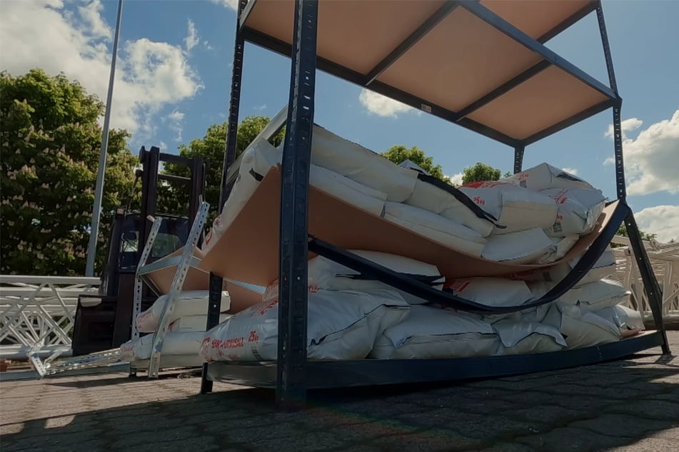 Für die Nutzer der Regale besteht Gefahr, sollten diese zusammenbrechen oder gar umstürzen.