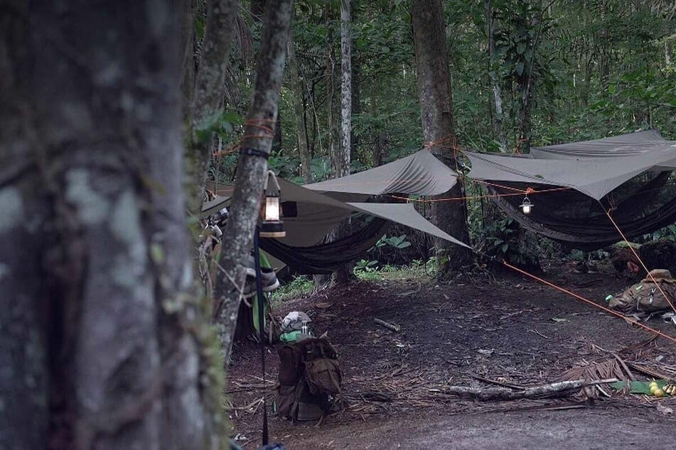Statt Luxus nächtigen die Ladys in einem Camp, das gerade mal mit dem Nötigsten ausgestattet ist - und das mitten im Dschungel!