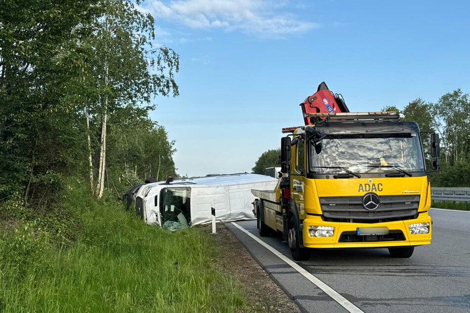 Der weiße Transporter raste auf das Stauende zu und kippte in der Folge um.