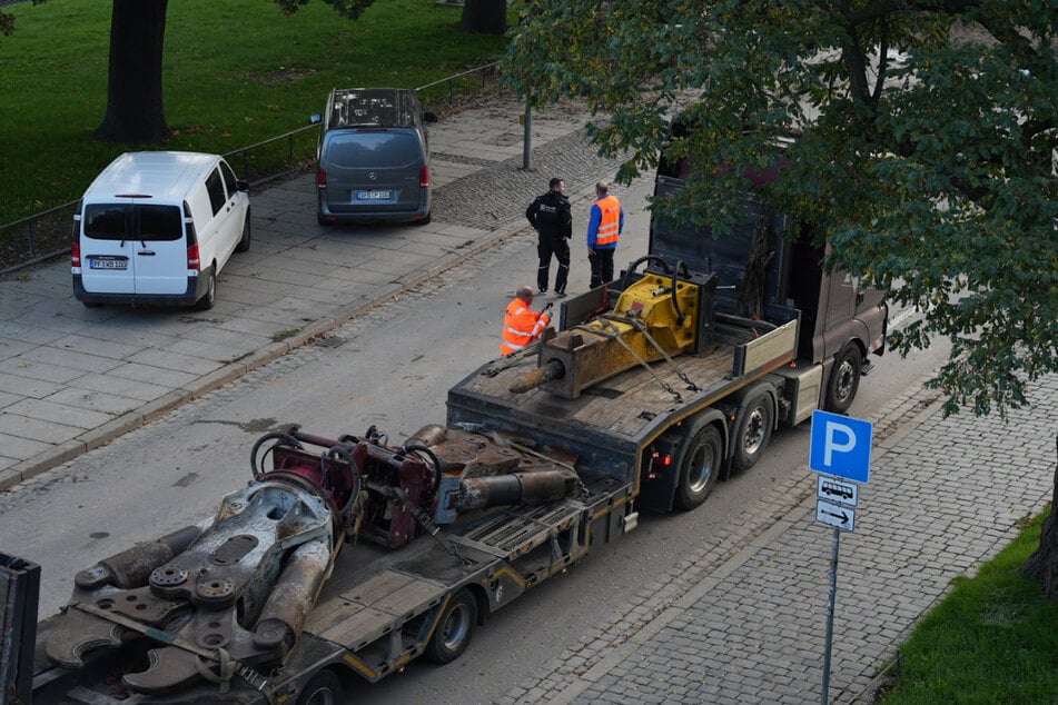 Nach und nach werden schwere Werkzeuge und Geräte angeliefert.