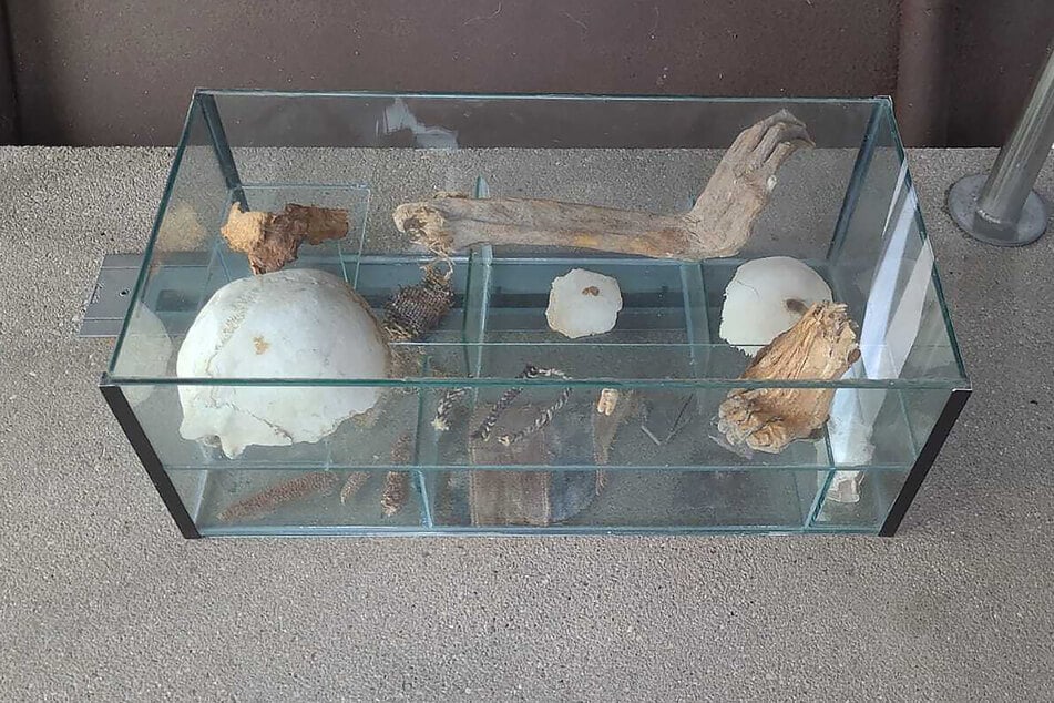 Die abgestellten menschlichen Überreste und Kleidungsstücke könnten über 1000 Jahre alt sein.