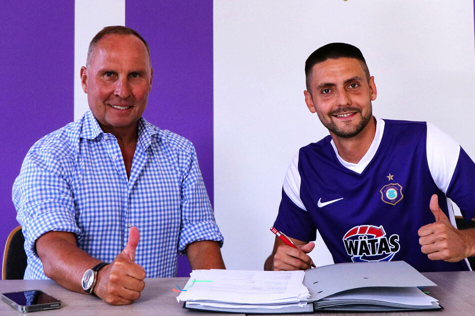 Der FC Erzgebirge Aue hat den Vertrag mit Dimitrij Nazarov (32, r.) um ein Jahr verlängert.