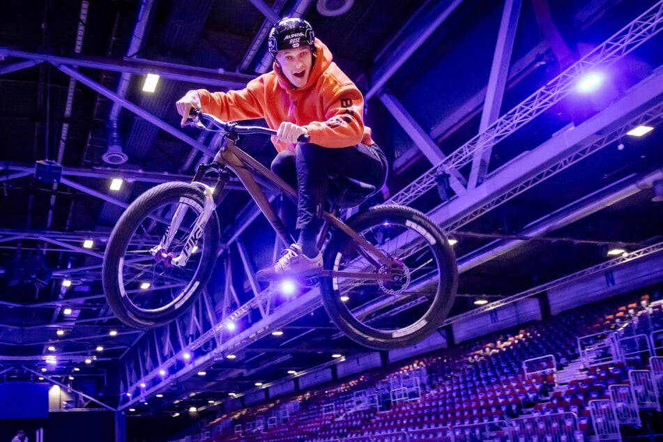 Stunts, hohe und weite Sprünge, verrückte Tricks: Lukas Knopf (28) will am morgigen Samstag in der Chemnitzer Messe für Furore sorgen.