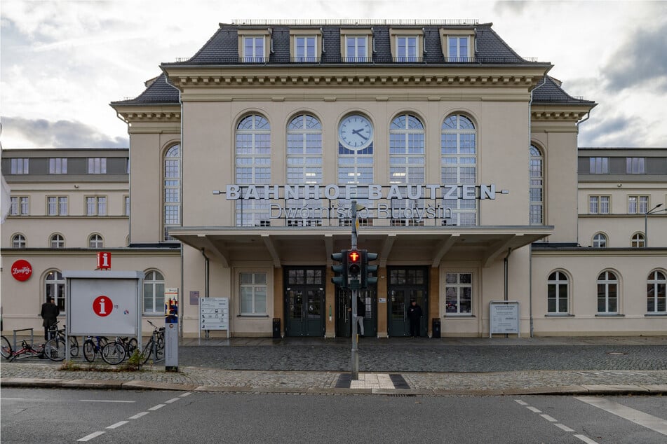 Am Bahnhof Bautzen wurde ein junger Mann mit Pfefferspray attackiert. (Archivbild)