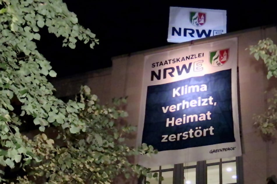 Die Aktivisten von Greenpeace haben an der Düsseldorfer Staatskanzlei ein kritisches Banner.