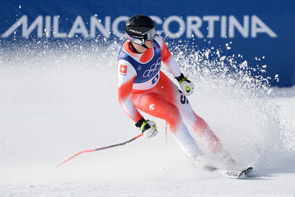 Der Schweizer Skifahrer Franjo von Allmen (24) schnuppert an einer Medaille. Ob's Gold wird?