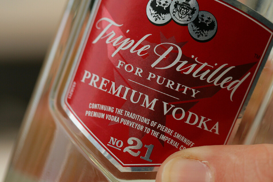 Beinahe wäre die Frau von einem Güterzug erfasst worden, weil sie ihre Wodka-Flasche retten wollte. (Symbolbild)