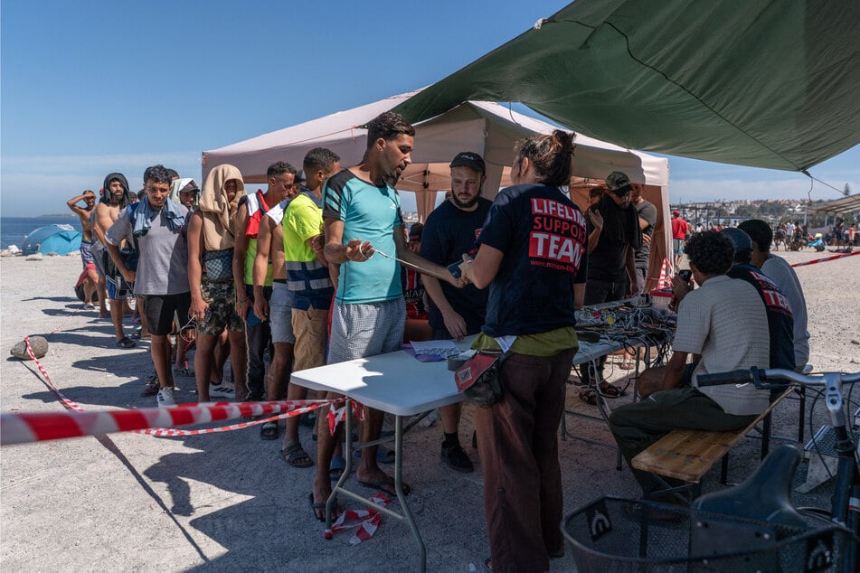 Die Hilfsorganisation "Mission Lifeline" leistet in Ceuta nach eigenen Angaben Unterstützung bei der Bereitstellung von Lebensmitteln und Ausstattung für Flüchtlingsunterkünfte.