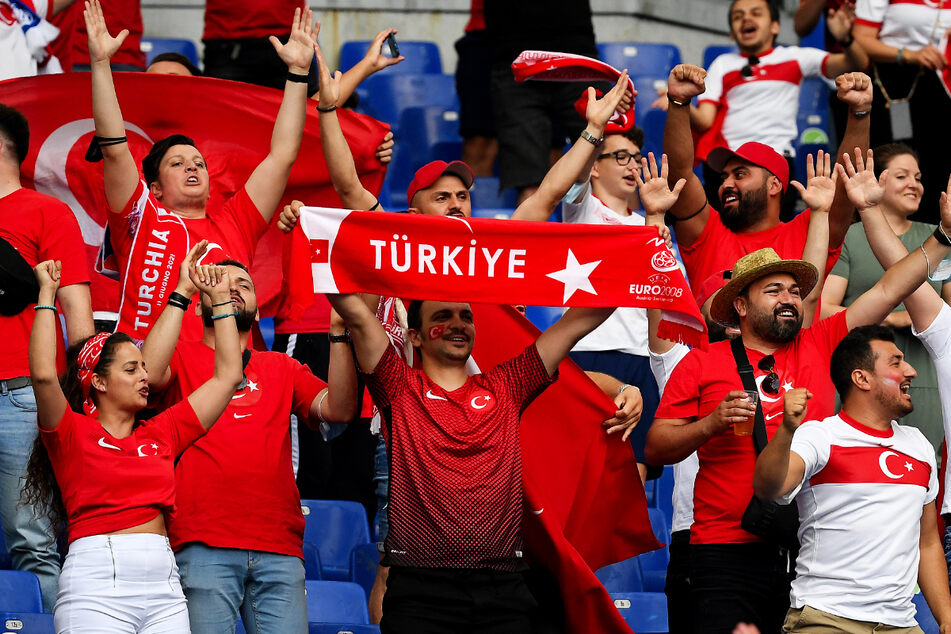 Die türkischen Fans sorgen - wie die Italiener - für viel Stimmung im Stadio Olympico!