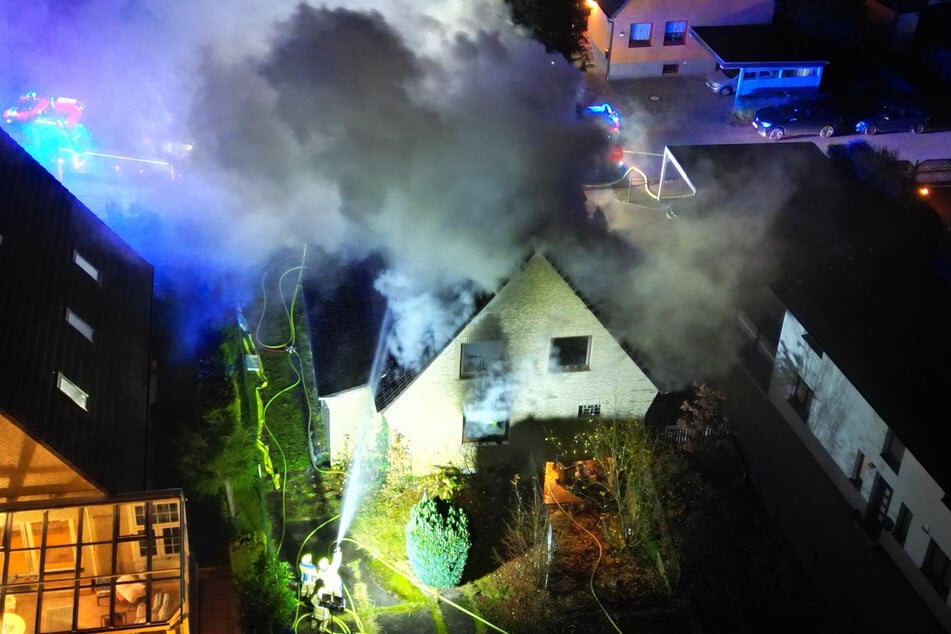 Am frühen Samstagmorgen hat ein Einfamilienhaus in Halstenbek gebrannt. Die Feuerwehr war stundenlang im Einsatz.