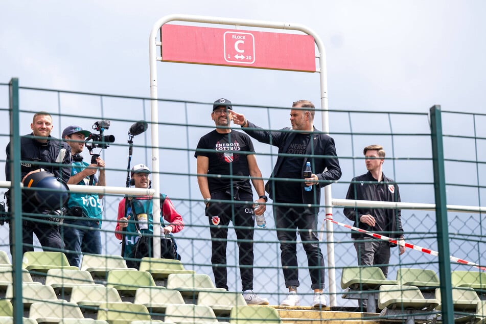 Für Trainer Pele Wollitz (60, 3.v.r.) und Präsident Sebastian Lemke (42, 2.v.r) ist die aktuelle Situation auch eine Frage der Strategie. (Archivbild)