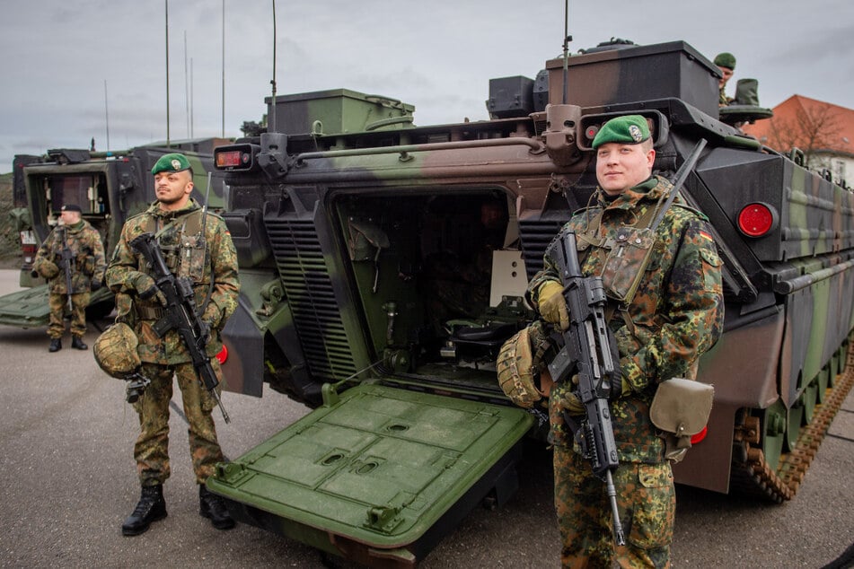 Auf Truppenübungsplätzen der Bundeswehr werden Soldaten trainiert.