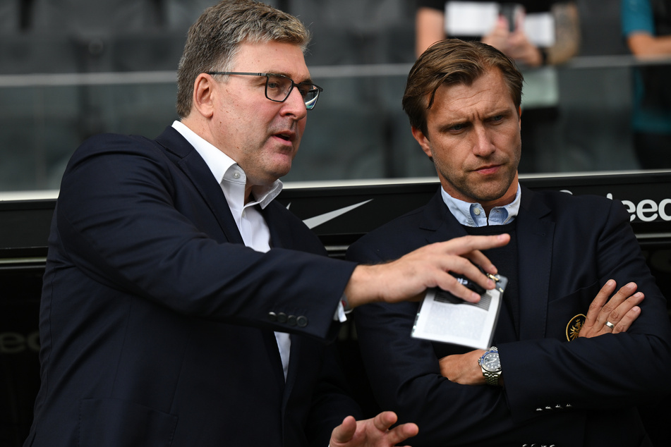 Eintracht Frankfurts Sportvorstand Markus Krösche (43, r.) äußerte sich gegenüber RTL durchaus contra der derzeit stattfindenden Investoren-Proteste in der Bundesliga.