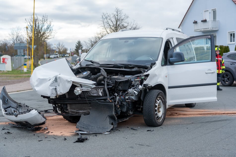 Unfall an Kreuzung: VW Caddy kracht in Linienbus