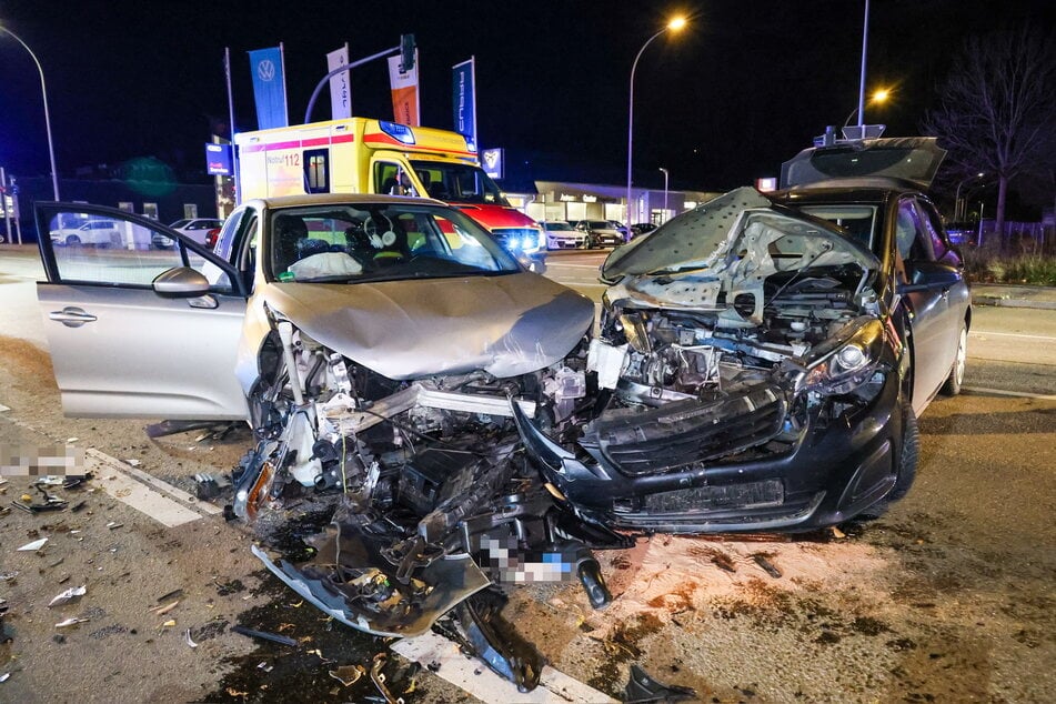 Schwerer Kreuzungscrash in Schwarzenberg (Erzgebirge): Zwei Autos kollidierten am Donnerstagabend miteinander.