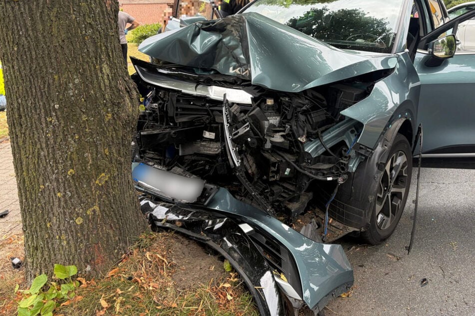 Heftiger Crash: Kia prallt gegen Baum, Fahrer schwer verletzt