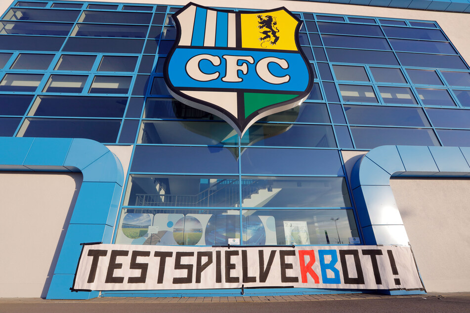 Es wurde ein Plakat "TestspielveRBot" am Stadion an der Gellertstrasse angebracht.