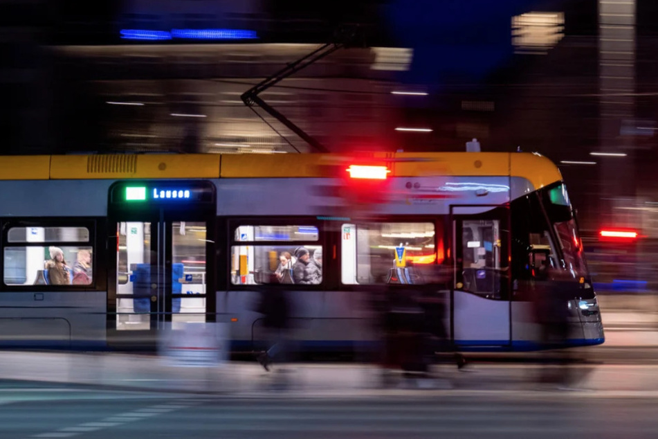 Leipzig: 28-Jähriger bei Streit um Fan-Schal auf Tram-Gleise geschubst: Notbremsung!