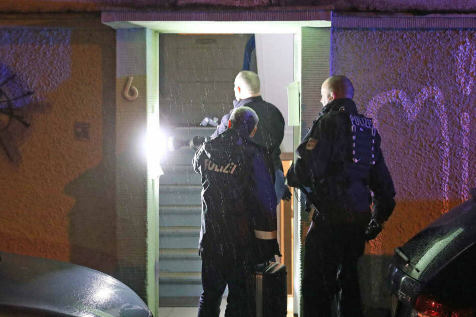 Beamte untersuchen den Tatort im Rostocker Hansaviertel.