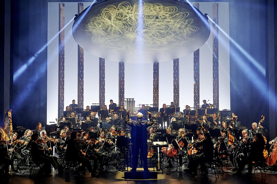 Das Orchester der Staatsoperette wird von Peter Christian Feigel (57) geleitet. Der Dirigent ist zugleich Co-Moderator.