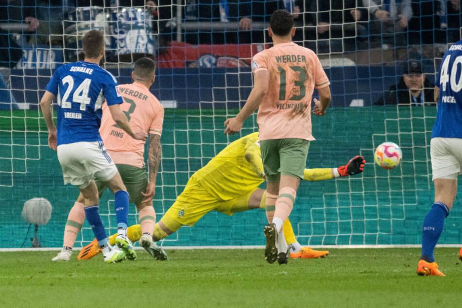 Der Schuss ins Glück! Dominick Drexler (l.) traf zum späten Sieg für Schalke.