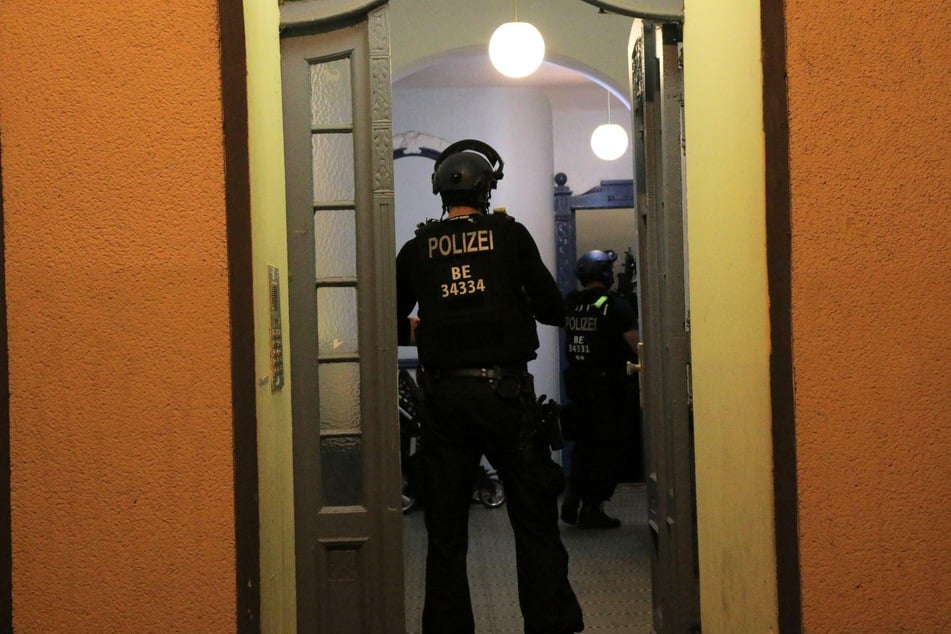 Schwer bewaffnete Beamte der Berliner Polizei haben ein Gebäude in Alt-Treptow durchsucht.