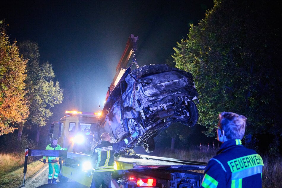 Erst spät in der Nacht konnte das Auto abtransportiert werden.