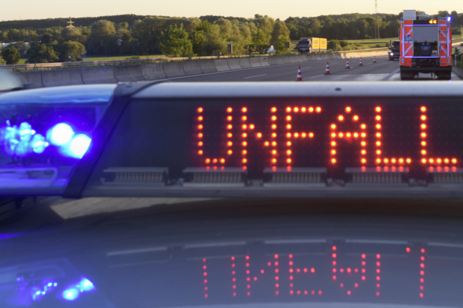 Ein 34-Jähriger hat sich auf der Autobahn 3 eine Verfolgungsjagd mit der Polizei geliefert und einen Unfall verursacht. (Symbolbild)